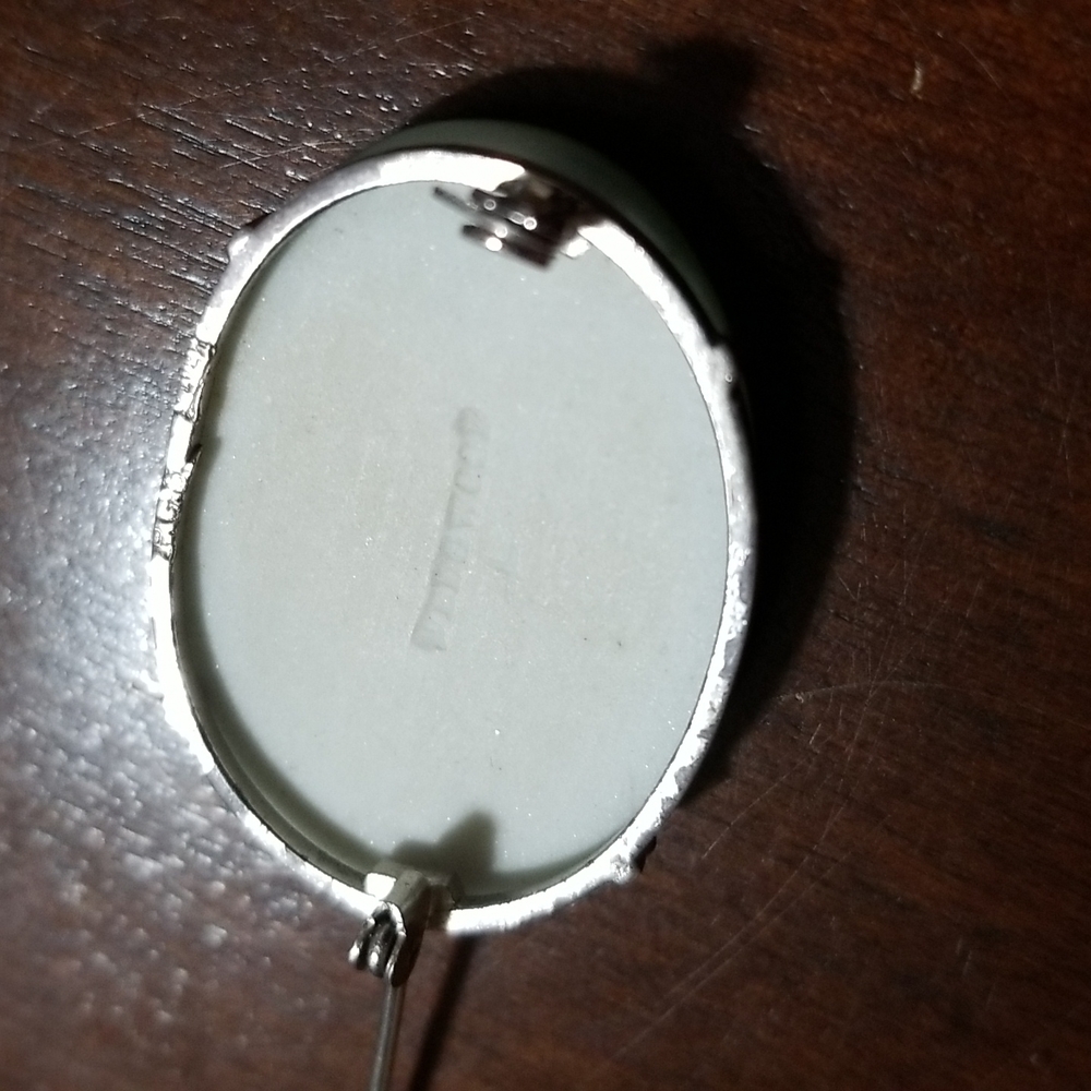 Wedgwood Antique Jasperware Dip Green Brooch - Picture 3 of 9